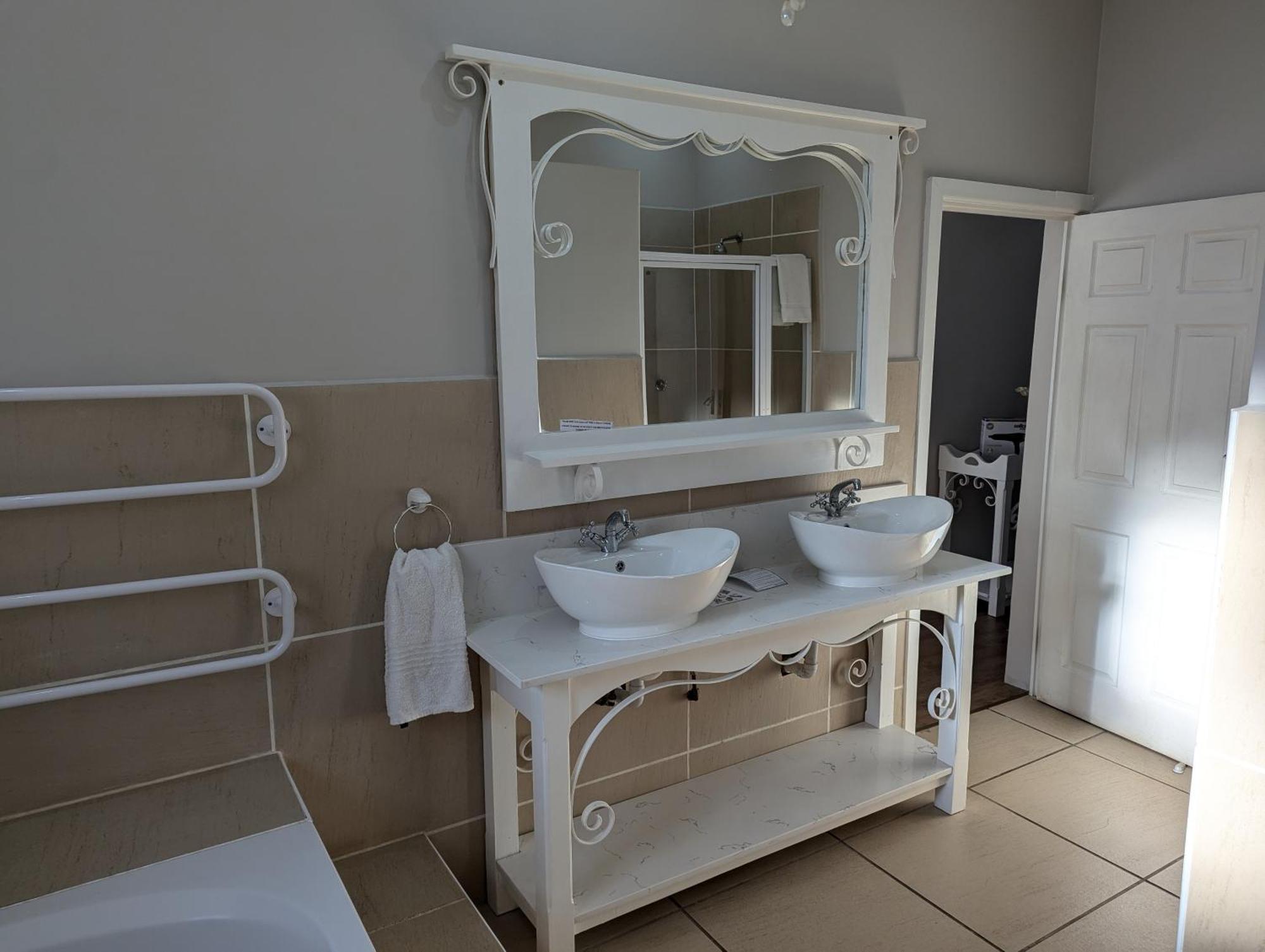 The Historic Hogsback Inn Bilik gambar